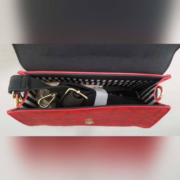 🆕️🖤❤Disney Red And Black Logo Debossed Crossbody Bag - Loungefly NWT - Picture 4 of 6